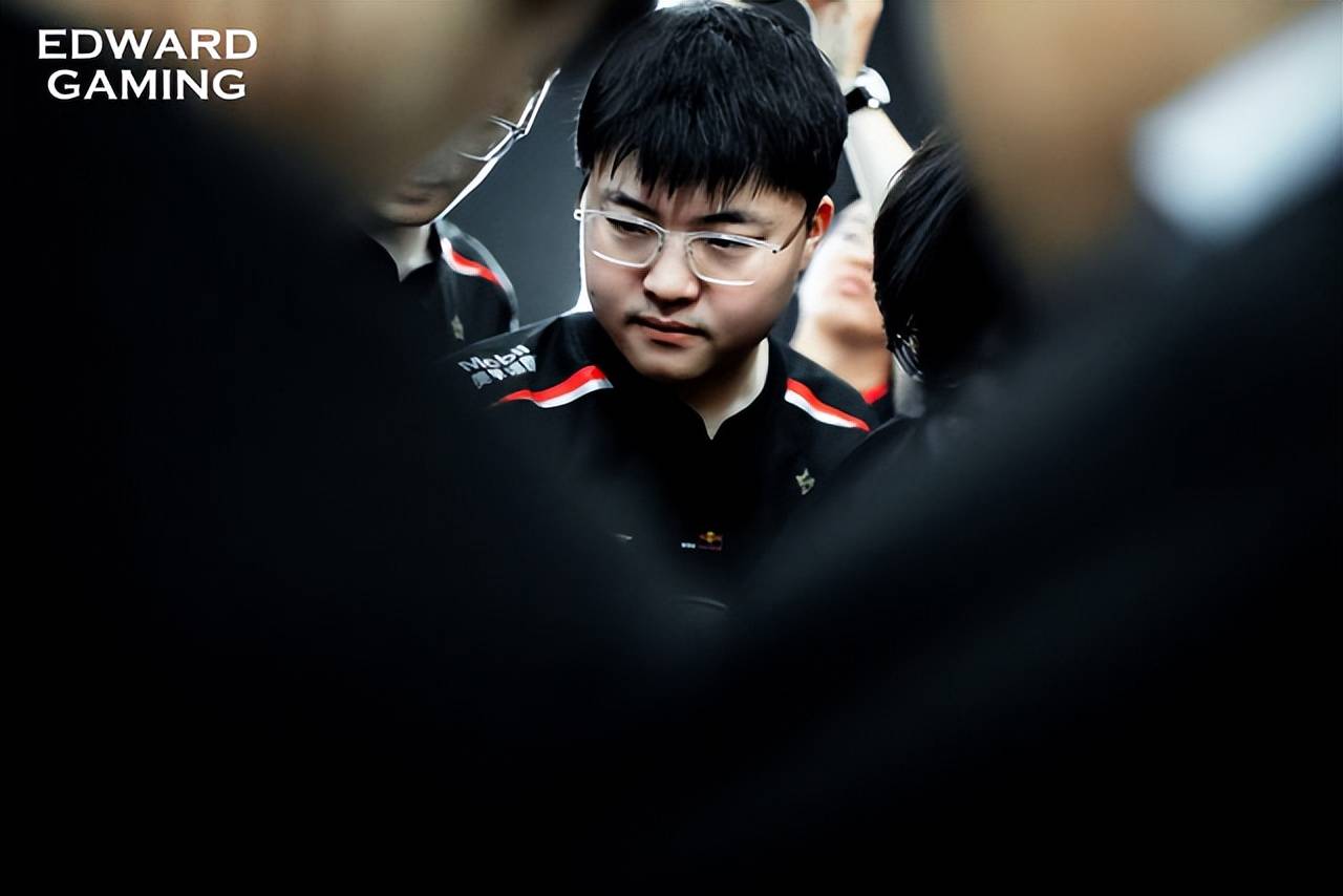 Uzi在DWG比赛中高光表现，战术调整引发热议！的简单介绍